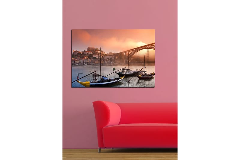 Lerretsbilde 70x100 cm - Vakker utsikt over elven med tradisjonelle båter og en majestetisk bro i bakgrunnen, omgitt av fargerike hus - Oransje / Blå / Gul - Innredning - Bilder & kunst - Lerretsbilder