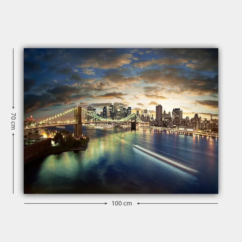 Lerretsbilde 70x100 cm - Vakker utsikt over en by med en bro som går over en glitrende elv i skumringen - Blå / Grønn / Oransje - Innredning - Bilder & kunst - Lerretsbilder