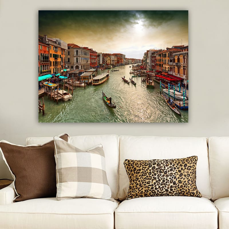 Lerretsbilde 70x100 cm - Vakker utsikt over en kanal i Venezia med gondoler og fargerike bygninger langs vannet - Grønn / Oransje / Blå - Innredning - Bilder & kunst - Lerretsbilder