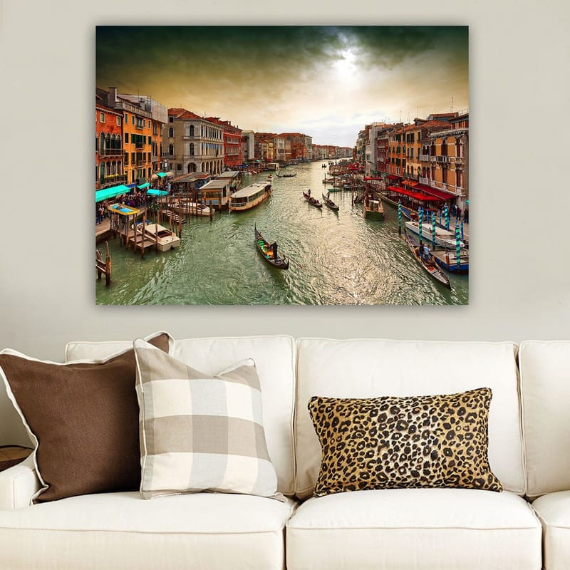 Lerretsbilde 70x100 cm - Vakker utsikt over en kanal i Venezia med gondoler og fargerike bygninger langs vannet - Grønn / Oransje / Blå - Innredning - Bilder & kunst - Lerretsbilder