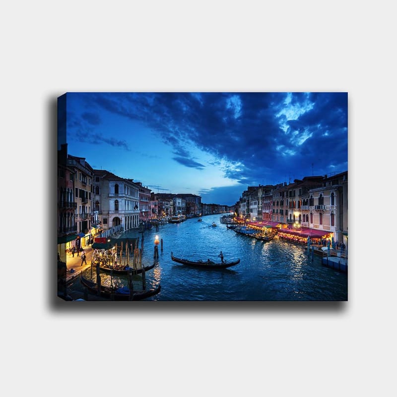 Lerretsbilde 70x100 cm - Vakker utsikt over en kanal i Venezia med gondoler og opplyste restauranter ved vannet, Mørk blå / Lys blå / Beige