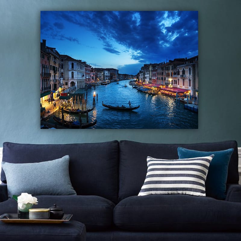 Lerretsbilde 70x100 cm - Vakker utsikt over en kanal i Venezia med gondoler og opplyste restauranter ved vannet - Mørk blå / Lys blå / Beige - Innredning - Bilder & kunst - Lerretsbilder