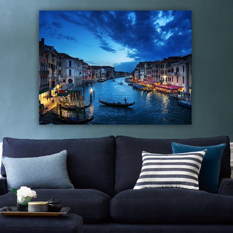 Lerretsbilde 70x100 cm - Vakker utsikt over en kanal i Venezia med gondoler og opplyste restauranter ved vannet - Mørk blå / Lys blå / Beige - Innredning - Bilder & kunst - Lerretsbilder