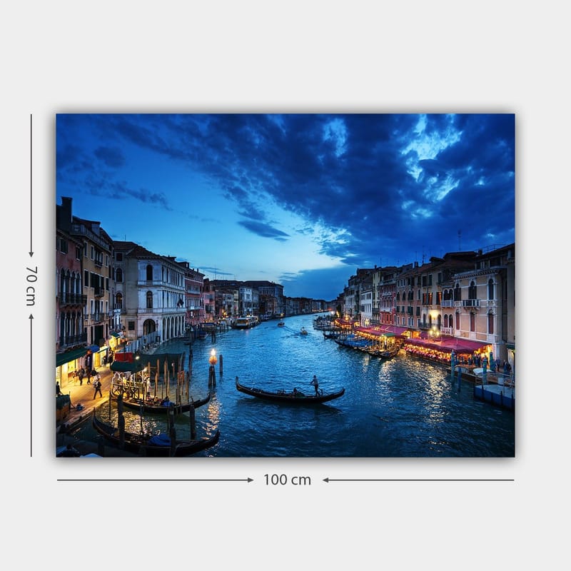 Lerretsbilde 70x100 cm - Vakker utsikt over en kanal i Venezia med gondoler og opplyste restauranter ved vannet - Mørk blå / Lys blå / Beige - Innredning - Bilder & kunst - Lerretsbilder