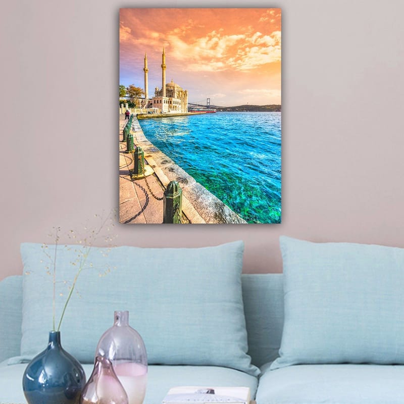 Lerretsbilde 70x100 cm - Vakker utsikt over en moské ved vannet med en bro i bakgrunnen under en fargerik himmel - Blå / Oransje / Beige - Innredning - Bilder & kunst - Lerretsbilder
