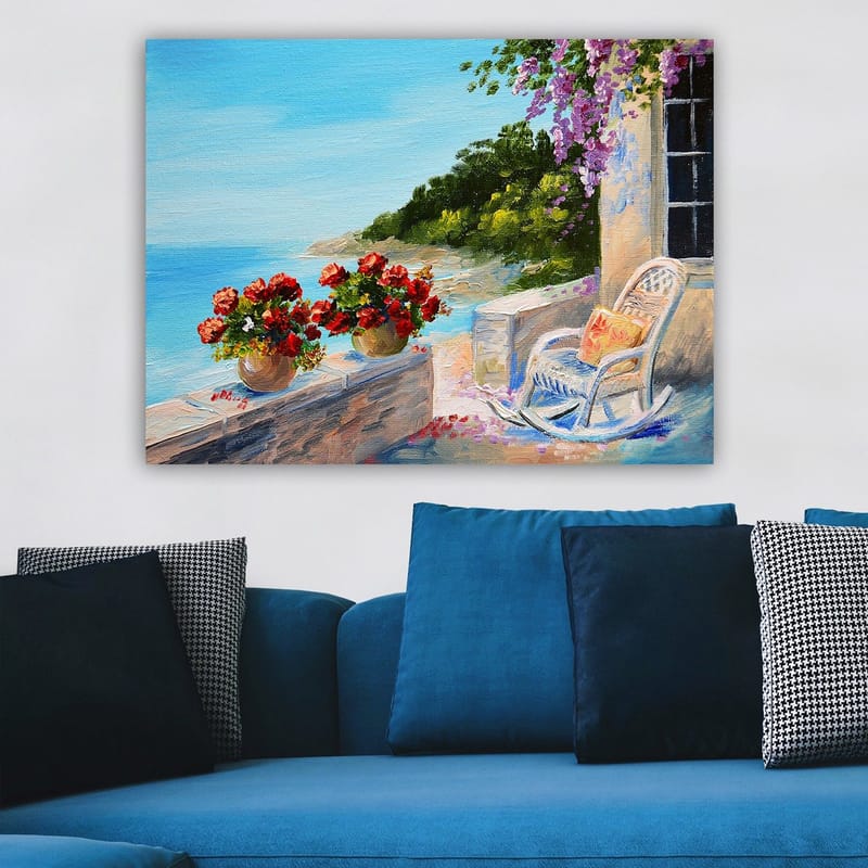 Lerretsbilde 70x100 cm - Vakker utsikt over havet med blomster i potter og en stol på en terrasse - Blå / Grønn / Rød - Innredning - Bilder & kunst - Lerretsbilder