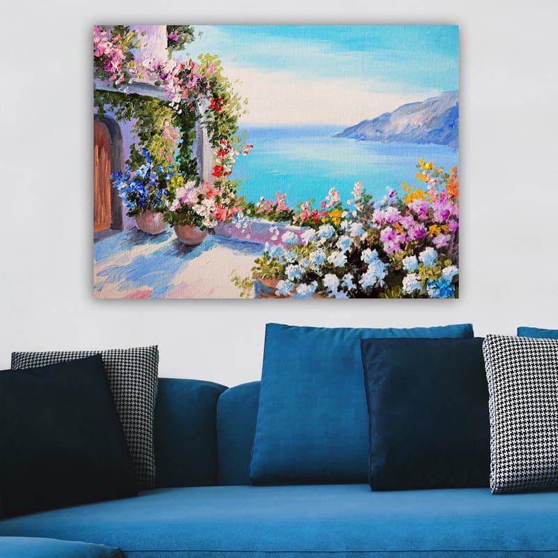Lerretsbilde 70x100 cm - Vakker utsikt over havet med blomsteroppsatser i potter som pryder en terrasse - Blå / Grønn / Rosa - Innredning - Bilder & kunst - Lerretsbilder