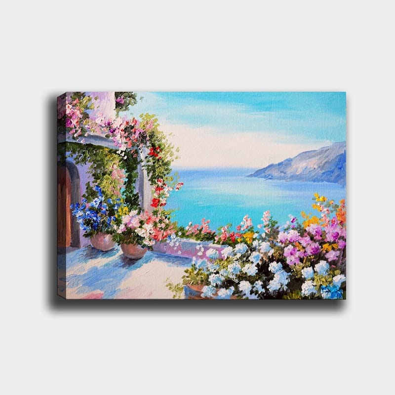 Lerretsbilde 70x100 cm - Vakker utsikt over havet med blomsteroppsatser i potter som pryder en terrasse, Blå / Grønn / Rosa