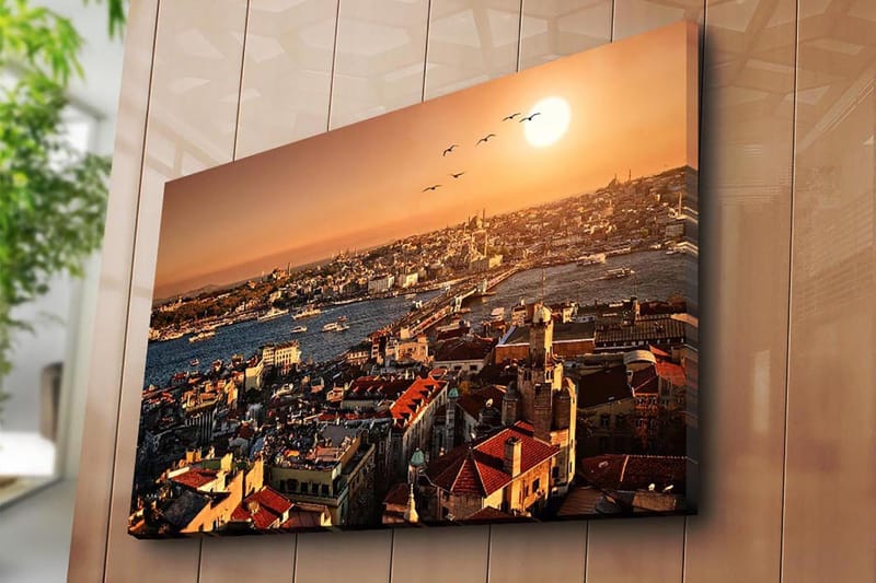 Lerretsbilde 70x100 cm - Vakker utsikt over Istanbul ved solnedgang, med hustak og båter på vannet - Oransje / Rød / Blå - Innredning - Bilder & kunst - Lerretsbilder
