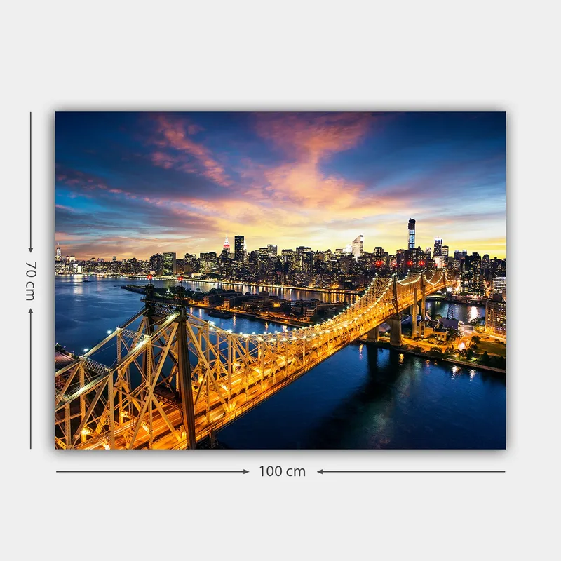 Lerretsbilde 70x100 cm - Vakker utsikt over Queensboro Bridge med en bysilhuett i bakgrunnen under en fargerik solnedgang - Blå / Oransje / Gul - Innredning - Bilder & kunst - Lerretsbilder