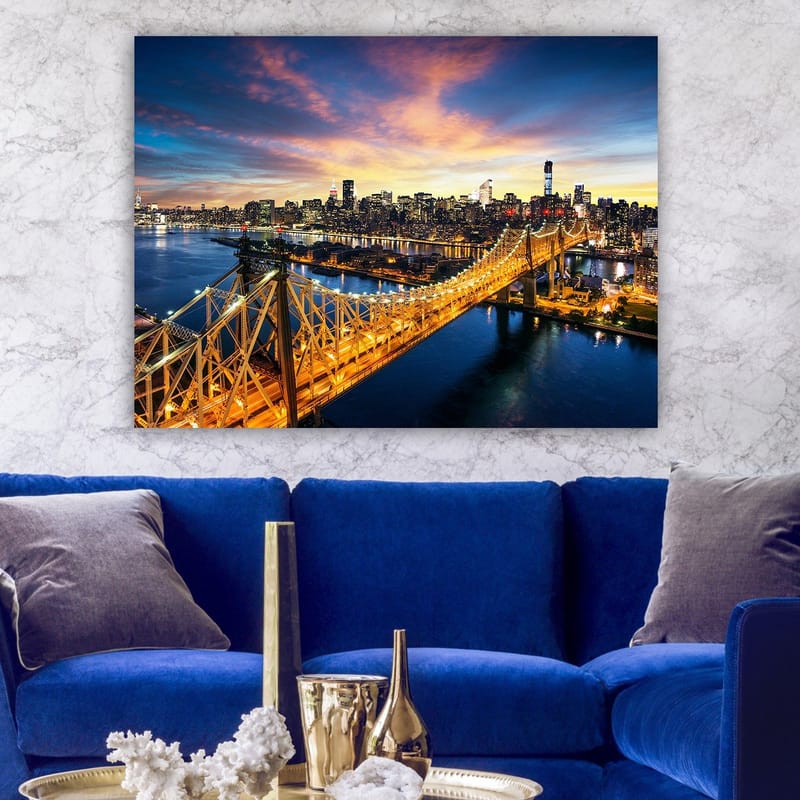 Lerretsbilde 70x100 cm - Vakker utsikt over Queensboro Bridge med en bysilhuett i bakgrunnen under en fargerik solnedgang - Blå / Oransje / Gul - Innredning - Bilder & kunst - Lerretsbilder