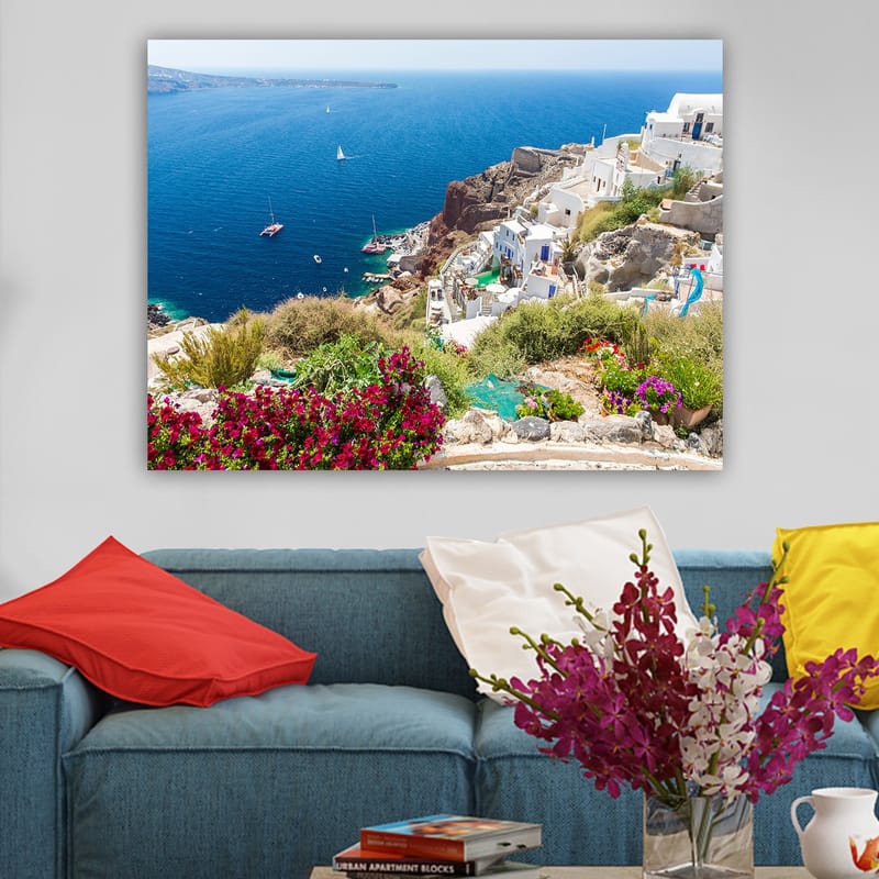 Lerretsbilde 70x100 cm - Vakker utsikt over Santorini med hvite hus og blomster som pryder klippene ved havet - Blå / Hvit / Grønn - Innredning - Bilder & kunst - Lerretsbilder