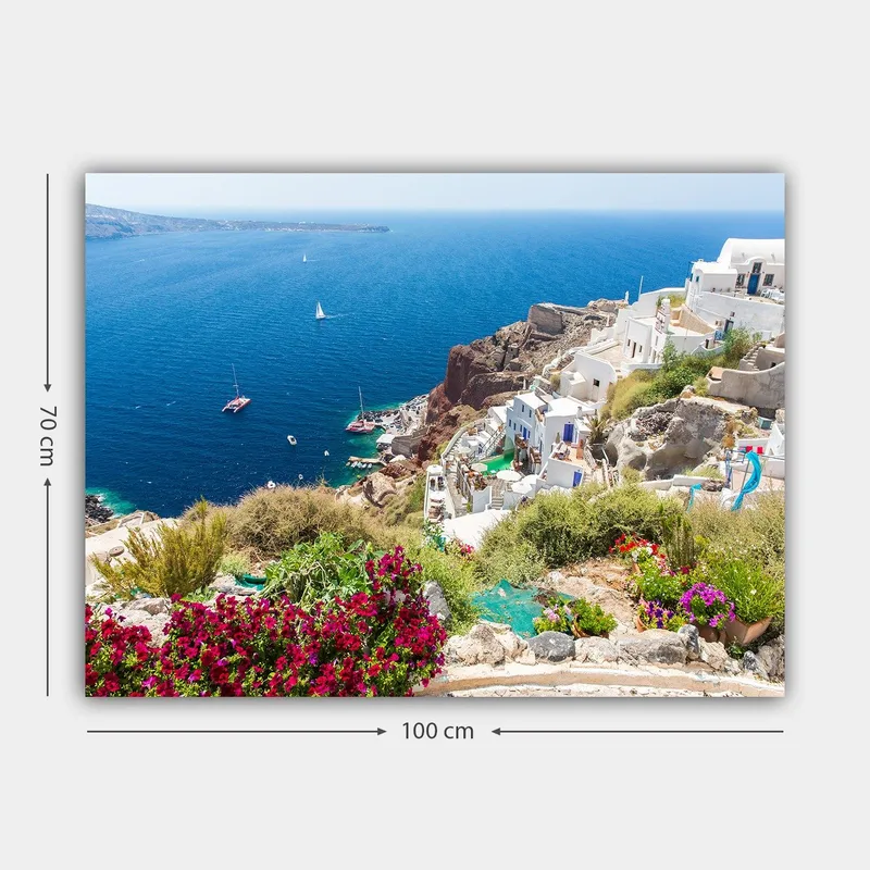 Lerretsbilde 70x100 cm - Vakker utsikt over Santorini med hvite hus og blomster som pryder klippene ved havet - Blå / Hvit / Grønn - Innredning - Bilder & kunst - Lerretsbilder