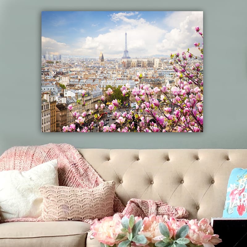 Lerretsbilde 70x100 cm - Vakker utsikt over Paris med Eiffeltårnet omgitt av blomstrende kirsebærtrær - Rosa / Blå / Grønn - Innredning - Bilder & kunst - Lerretsbilder
