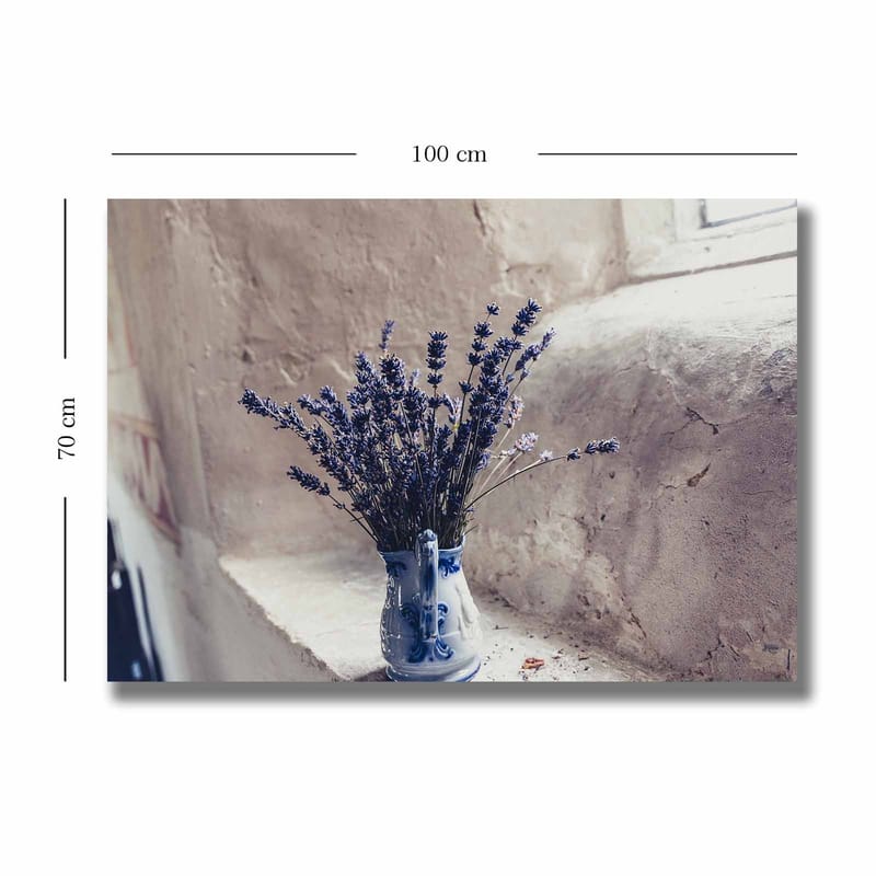 Lerretsbilde 70x100 cm - Vakker vase med lavendelblomster plassert i vinduskarm - Lilla / Blå / Grå - Innredning - Bilder & kunst - Lerretsbilder