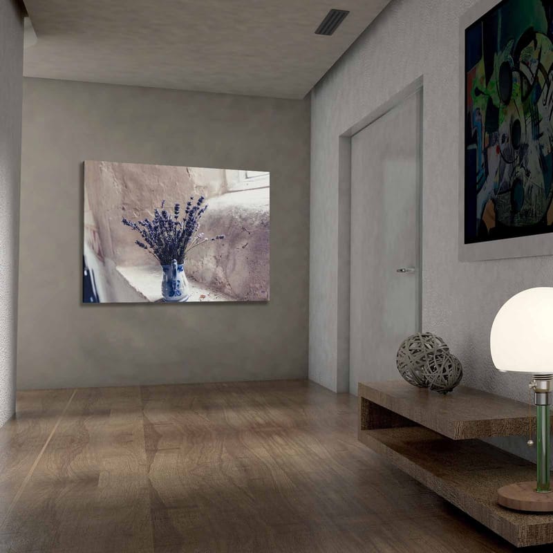 Lerretsbilde 70x100 cm - Vakker vase med lavendelblomster plassert i vinduskarm - Lilla / Blå / Grå - Innredning - Bilder & kunst - Lerretsbilder