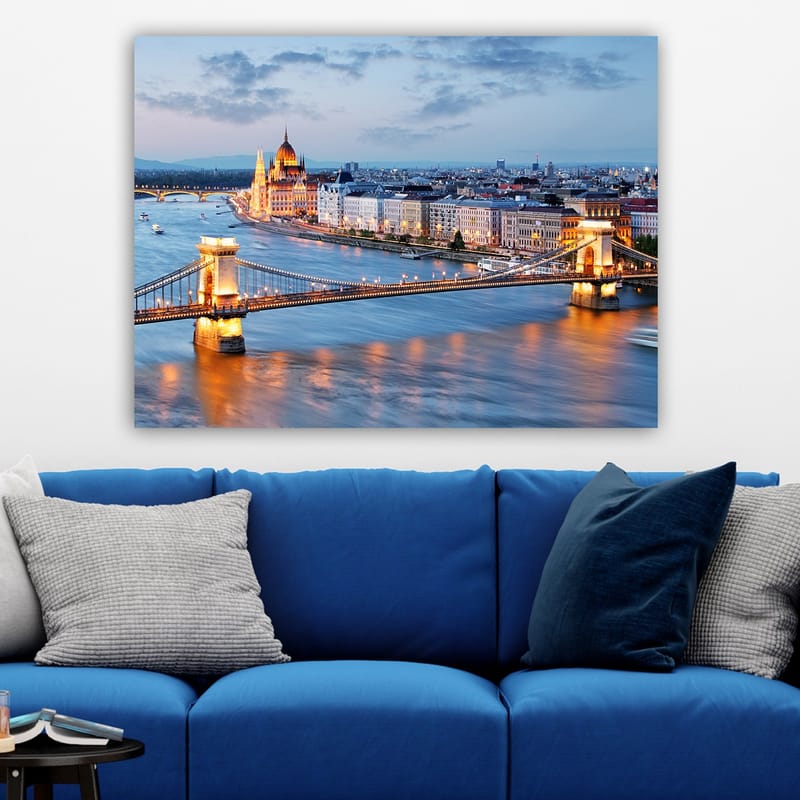 Lerretsbilde 70x100 cm - Vakker panoramautsikt over Budapest med fokus på Kjedebroen og det unike parlamentet ved Donau - Blå / Gull / Hvit - Innredning - Bilder & kunst - Lerretsbilder