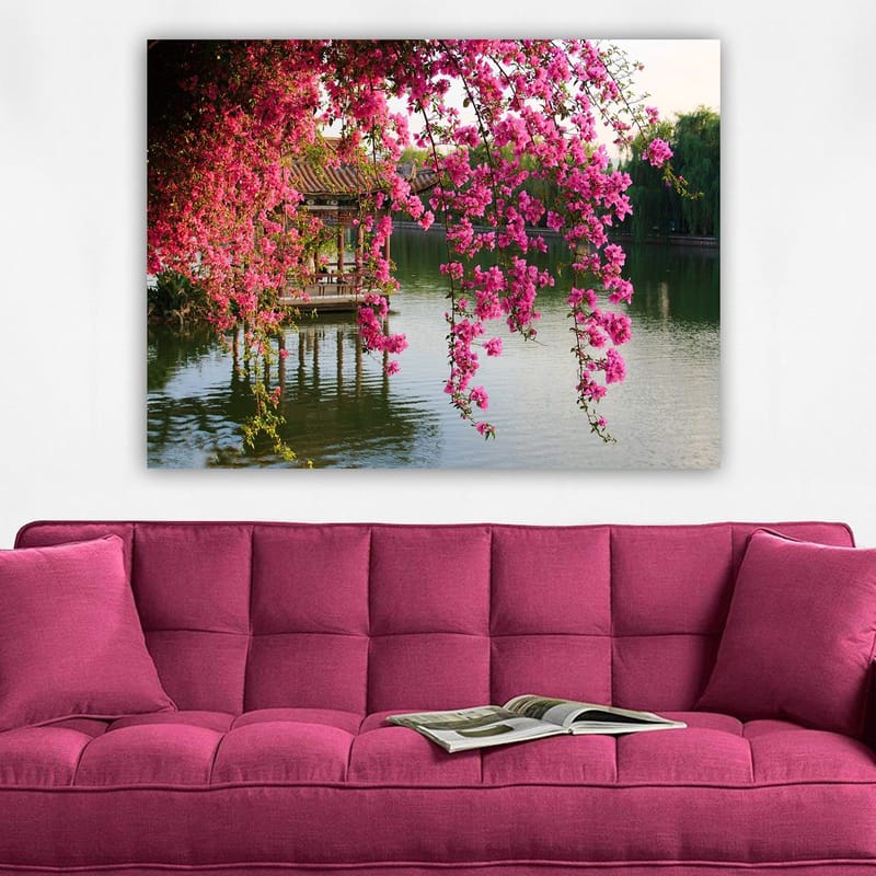 Lerretsbilde 70x100 cm - Vakker paviljong omgitt av blomstrende bougainvillea ved en stille innsjø - Rosa / Grønn / Blå - Innredning - Bilder & kunst - Lerretsbilder