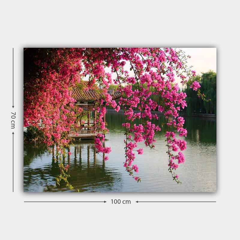 Lerretsbilde 70x100 cm - Vakker paviljong omgitt av blomstrende bougainvillea ved en stille innsjø - Rosa / Grønn / Blå - Innredning - Bilder & kunst - Lerretsbilder