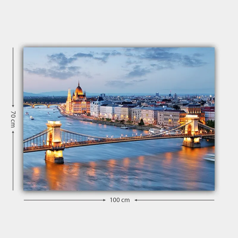 Lerretsbilde 70x100 cm - Vakker panoramautsikt over Budapest med fokus på Kjedebroen og det unike parlamentet ved Donau - Blå / Gull / Hvit - Innredning - Bilder & kunst - Lerretsbilder