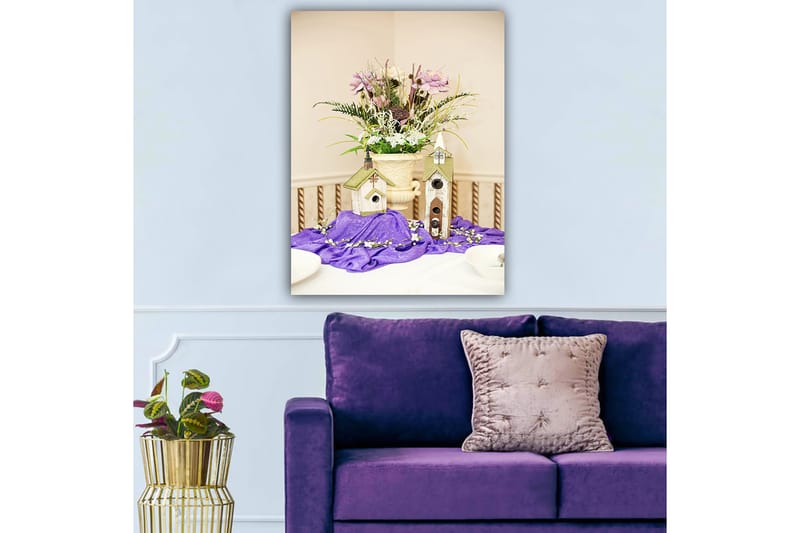 Lerretsbilde 70x100 cm - Vakkert blomsterarrangement i potte med to fuglehus på lilla lerret - Lilla / Grønn / Hvit - Innredning - Bilder & kunst - Lerretsbilder