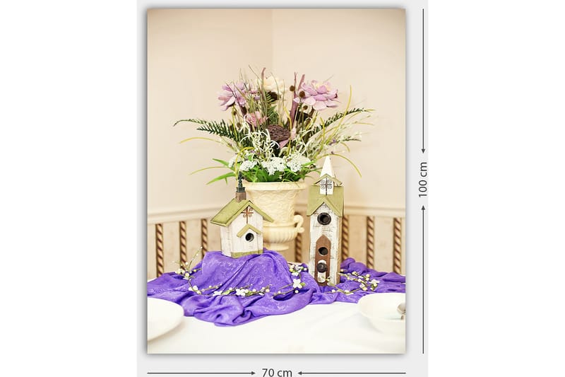 Lerretsbilde 70x100 cm - Vakkert blomsterarrangement i potte med to fuglehus på lilla lerret - Lilla / Grønn / Hvit - Innredning - Bilder & kunst - Lerretsbilder