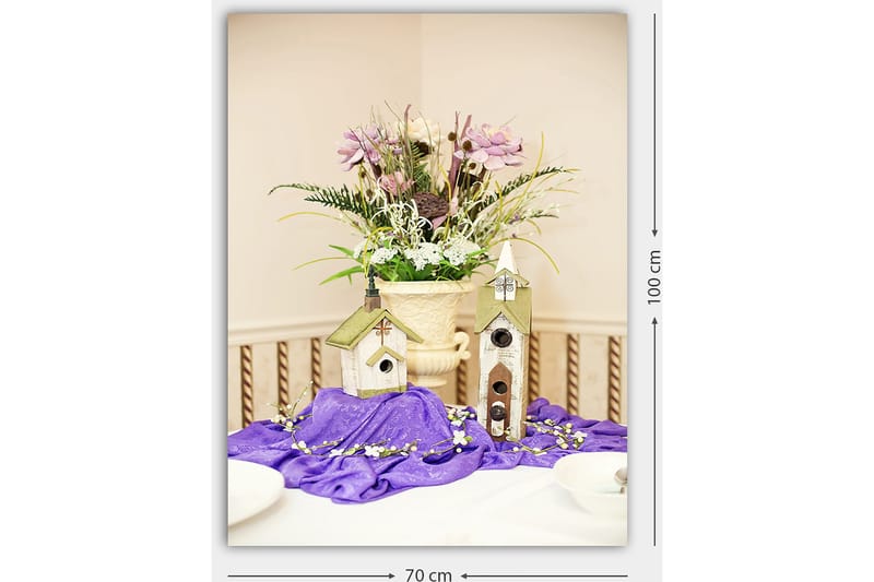 Lerretsbilde 70x100 cm - Vakkert blomsterarrangement i potte med to fuglehus på lilla lerret - Lilla / Grønn / Hvit - Innredning - Bilder & kunst - Lerretsbilder