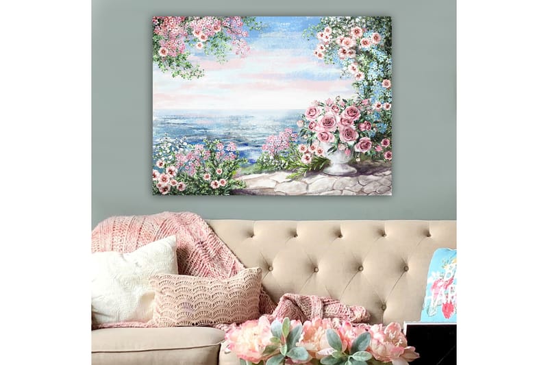 Lerretsbilde 70x100 cm - Vakkert blomsterbed med en stor vase fylt med roser, stående ved havutsikt under en klar himmel - Rosa / Grønn / Blå - Innredning - Bilder & kunst - Lerretsbilder