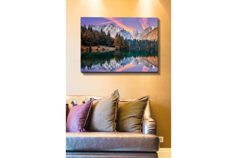 Lerretsbilde 70x100 cm - Vakkert fjellandskap med speilbilde i en innsjø og fargerike høsttrær - Grønn / Oransje / Lilla - Innredning - Bilder & kunst - Lerretsbilder