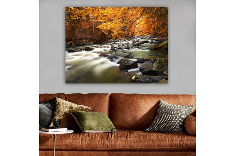 Lerretsbilde 70x100 cm - Vakkert høstlandskap med en rislende bekk omgitt av gyllent og oransje løvverk, Gyllen / Oransje / Grønn