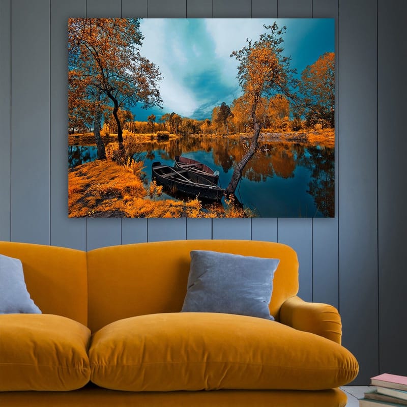 Lerretsbilde 70x100 cm - Vakkert høstlandskap med en rolig innsjø og en båt på bredden - Oransje / Turkis - Innredning - Bilder & kunst - Lerretsbilder