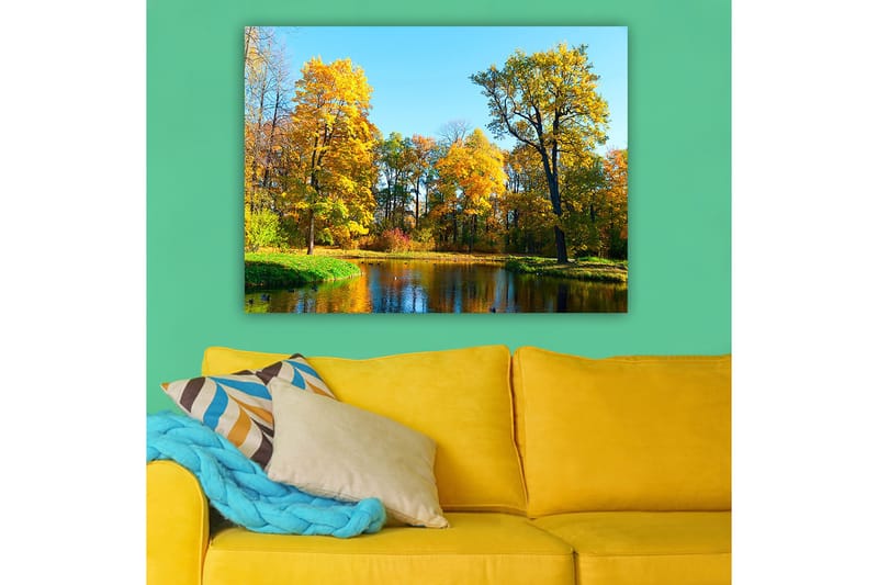 Lerretsbilde 70x100 cm - Vakkert høstlandskap med fargerike trær og en speilblank innsjø - Gyllen gul / Grønn / Blå - Innredning - Bilder & kunst - Lerretsbilder
