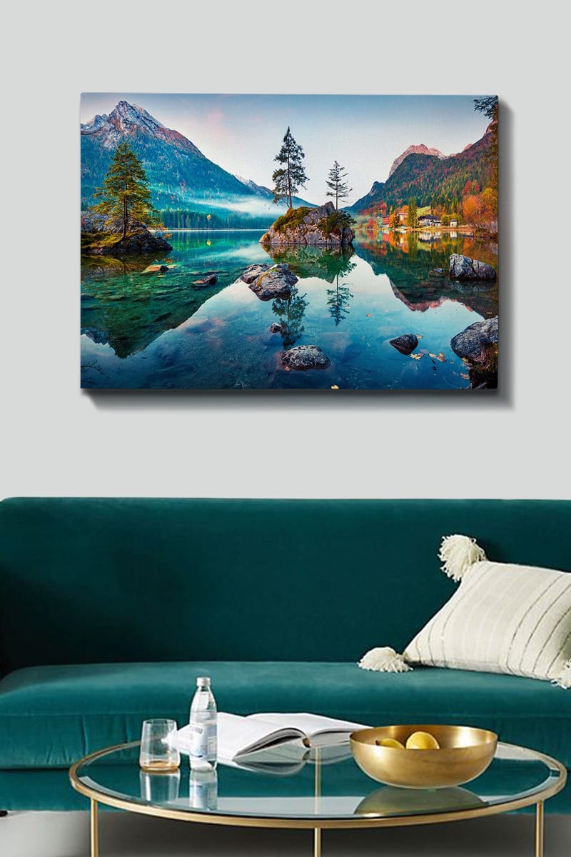 Lerretsbilde 70x100 cm - Vakkert innsjølandskap med fjell og trær speilet i det stille vannet - Grønn / Blå / Brun - Innredning - Bilder & kunst - Lerretsbilder