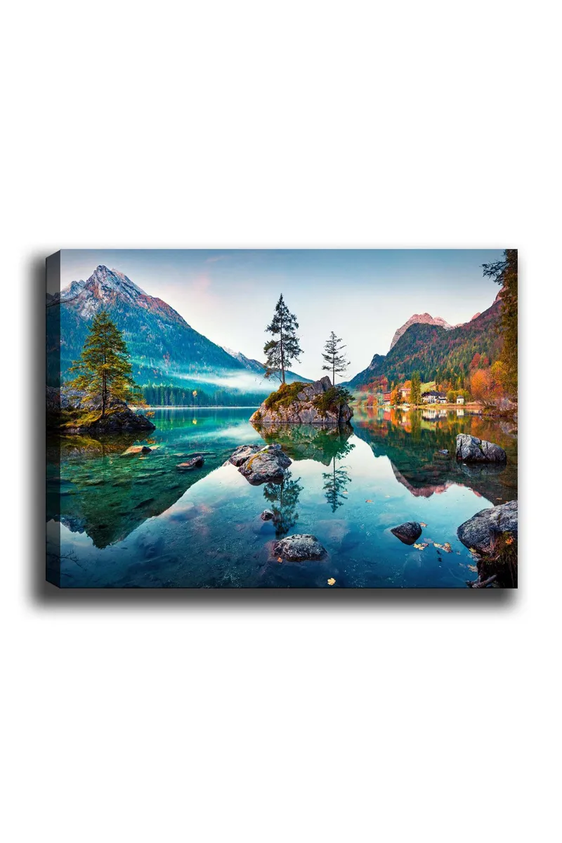 Lerretsbilde 70x100 cm - Vakkert innsjølandskap med fjell og trær speilet i det stille vannet, Grønn / Blå / Brun