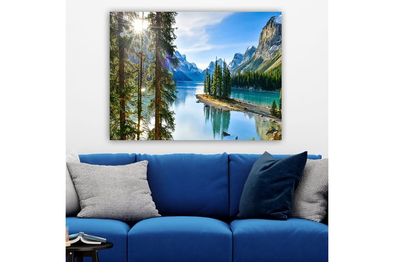 Lerretsbilde 70x100 cm - Vakkert innsjølandskap med høye fjell og tett grøntområde speilet i vannet, Grønn / Blå / Brun