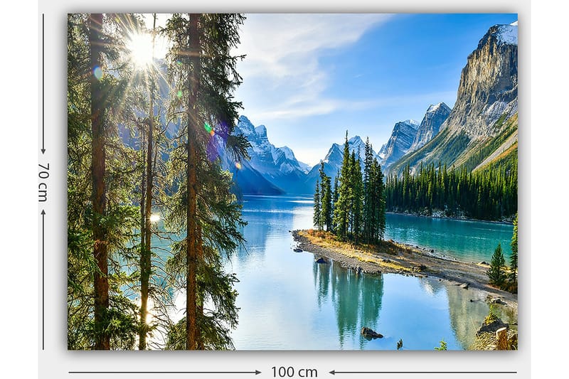 Lerretsbilde 70x100 cm - Vakkert innsjølandskap med høye fjell og tett grøntområde speilet i vannet - Grønn / Blå / Brun - Innredning - Bilder & kunst - Lerretsbilder