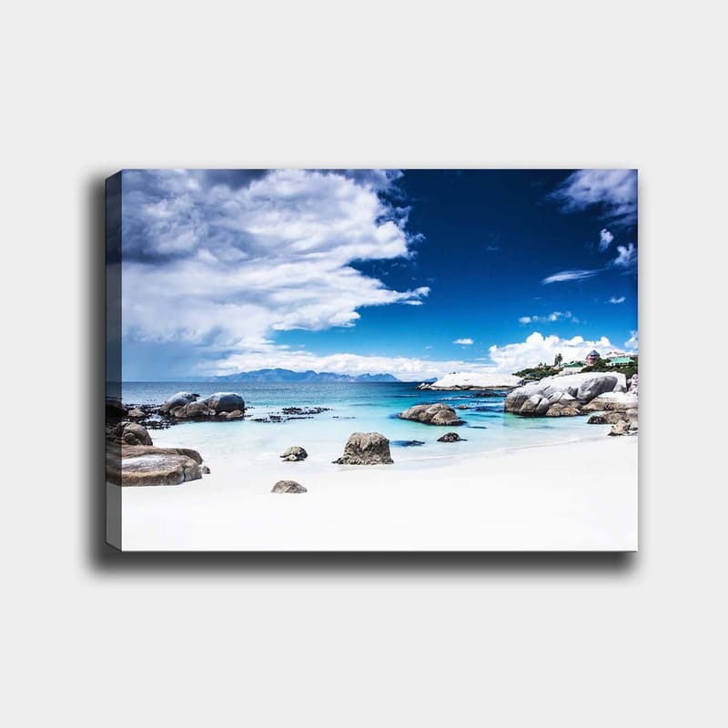 Lerretsbilde 70x100 cm - Vakkert kystlandskap med klipper og klart blått vann under en dramatisk himmel - Blå / Hvit / Grå - Innredning - Bilder & kunst - Lerretsbilder