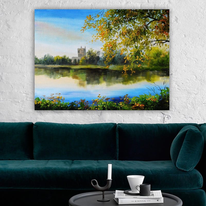 Lerretsbilde 70x100 cm - Vakkert landskapsmaleri med en speilblank innsjø og et gammelt tårn i bakgrunnen, omgitt av trær og høstfarger - Grønn / Blå / Gul - Innredning - Bilder & kunst - Lerretsbilder