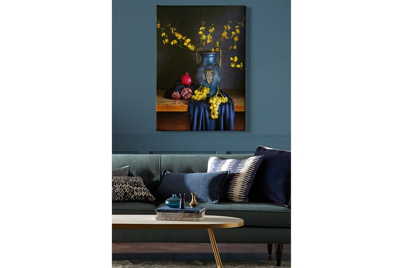 Lerretsbilde 70x100 cm - Vakkert stilleben med en blå vase fylt med gule blomster og frukter som granateple og druer - Blå / Gul / Rød - Innredning - Bilder & kunst - Lerretsbilder