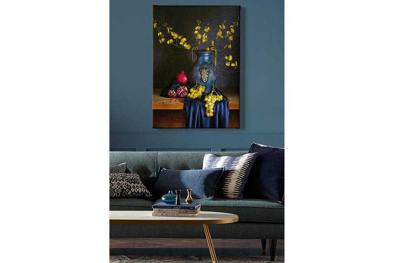 Lerretsbilde 70x100 cm - Vakkert stilleben med en blå vase fylt med gule blomster og frukter som granateple og druer - Blå / Gul / Rød - Innredning - Bilder & kunst - Lerretsbilder