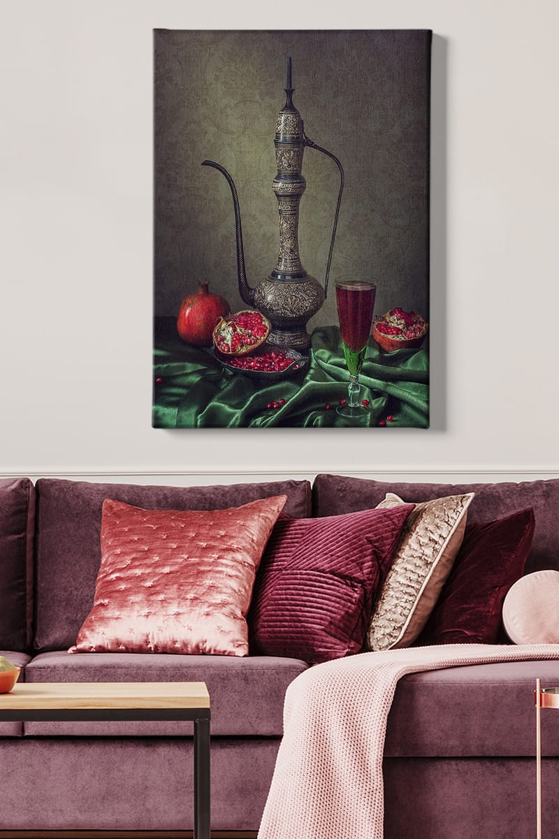 Lerretsbilde 70x100 cm - Vakkert stilleben med en utsmykket mugge, granatepler og et glass rød drikke på en grønn duk - Mørk grønn / Rød / Brun - Innredning - Bilder & kunst - Lerretsbilder