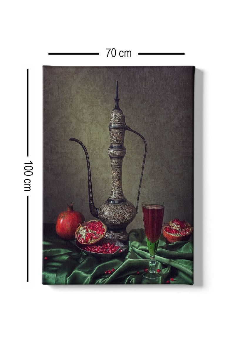 Lerretsbilde 70x100 cm - Vakkert stilleben med en utsmykket mugge, granatepler og et glass rød drikke på en grønn duk - Mørk grønn / Rød / Brun - Innredning - Bilder & kunst - Lerretsbilder