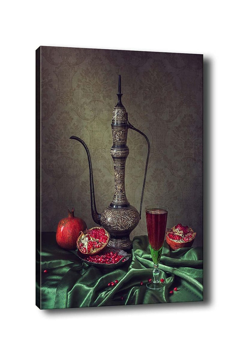 Lerretsbilde 70x100 cm - Vakkert stilleben med en utsmykket mugge, granatepler og et glass rød drikke på en grønn duk - Mørk grønn / Rød / Brun - Innredning - Bilder & kunst - Lerretsbilder