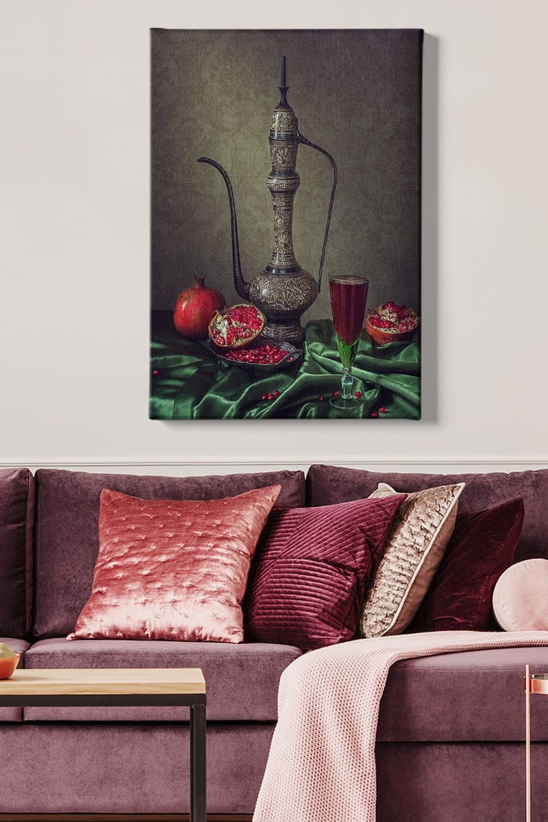 Lerretsbilde 70x100 cm - Vakkert stilleben med en utsmykket mugge, granatepler og et glass rød drikke på en grønn duk - Mørk grønn / Rød / Brun - Innredning - Bilder & kunst - Lerretsbilder