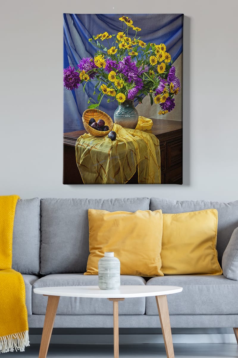 Lerretsbilde 70x100 cm - Vakkert stilleben med en vase fylt med fargerike blomster og en kurv med plommer - Lilla / Gul / Grønn - Innredning - Bilder & kunst - Lerretsbilder