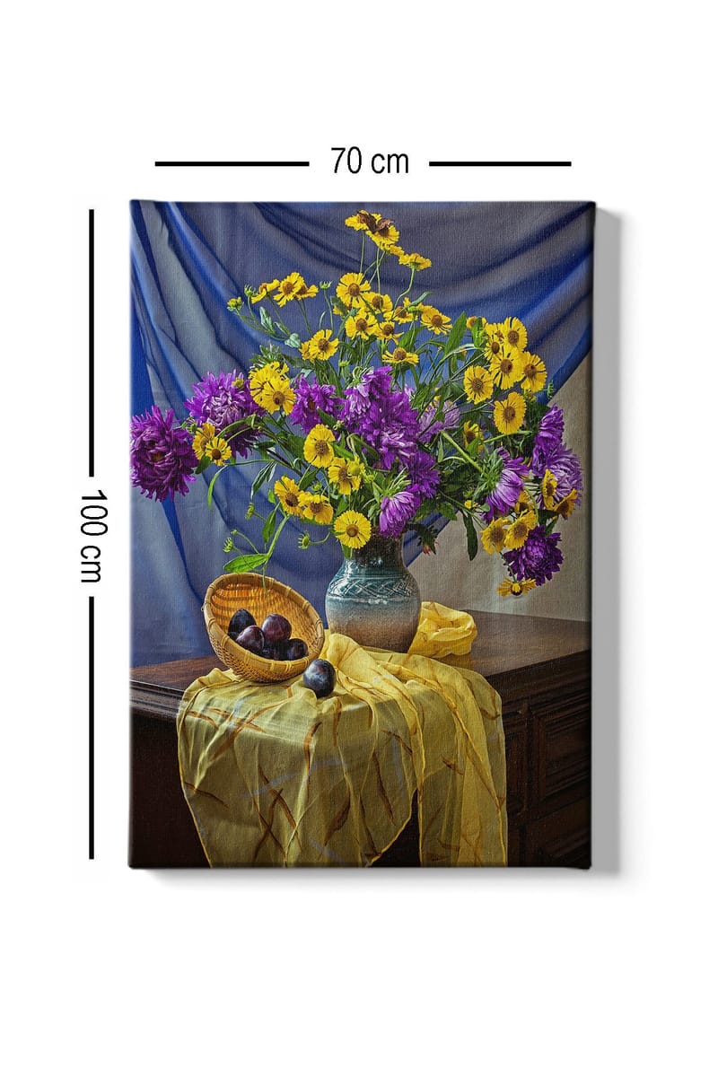 Lerretsbilde 70x100 cm - Vakkert stilleben med en vase fylt med fargerike blomster og en kurv med plommer - Lilla / Gul / Grønn - Innredning - Bilder & kunst - Lerretsbilder