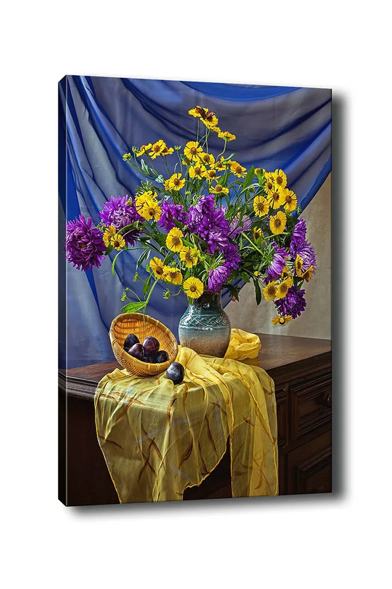 Lerretsbilde 70x100 cm - Vakkert stilleben med en vase fylt med fargerike blomster og en kurv med plommer, Lilla / Gul / Grønn