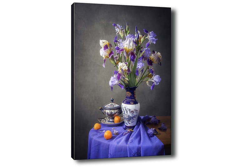 Lerretsbilde 70x100 cm - Vakkert stilleben med en vase fylt med lilla irisblomster og en skål med appelsiner - Lilla / Hvit / Oransje - Innredning - Bilder & kunst - Lerretsbilder