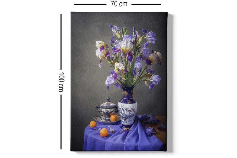 Lerretsbilde 70x100 cm - Vakkert stilleben med en vase fylt med lilla irisblomster og en skål med appelsiner - Lilla / Hvit / Oransje - Innredning - Bilder & kunst - Lerretsbilder