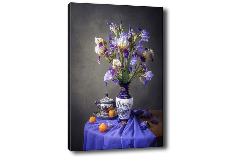 Lerretsbilde 70x100 cm - Vakkert stilleben med en vase fylt med lilla irisblomster og en skål med appelsiner - Lilla / Hvit / Oransje - Innredning - Bilder & kunst - Lerretsbilder